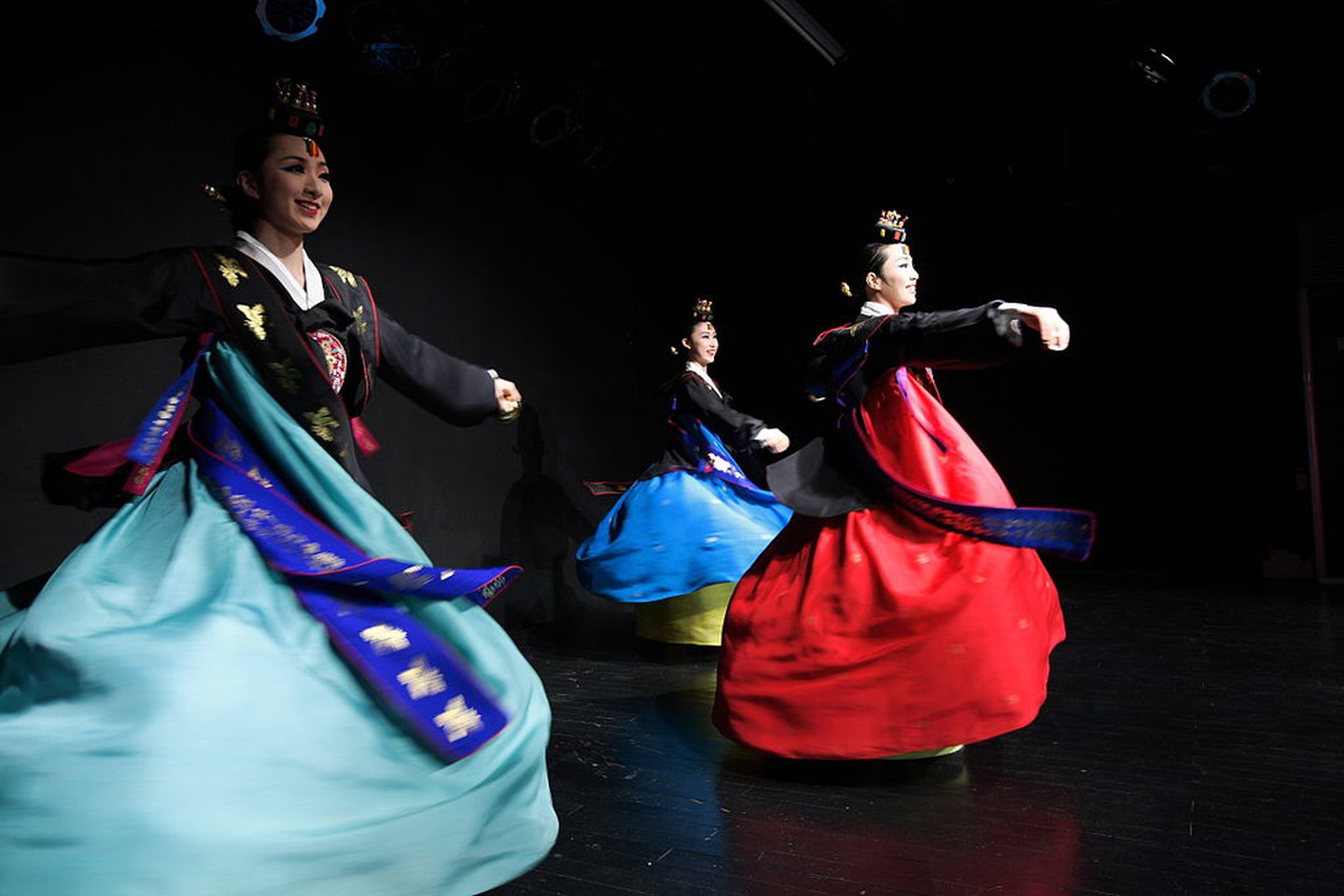 Корейский танец песня. Корейский танцевальный ханбок. Придворные танцы в Корее. Корея танец чхоёнму. Корейский танец Муго.